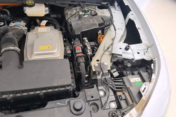 Used VOYAH Lantu Chiguang L 2026 Four-Wheel-Drive Ultra Engine Bay Left