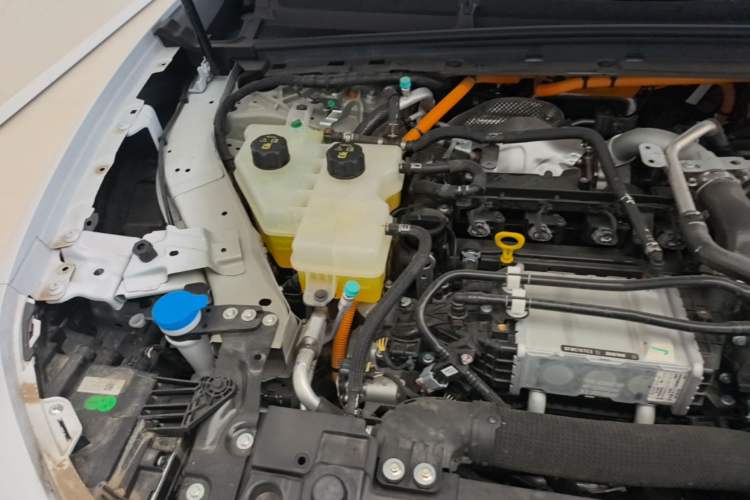 Used VOYAH Lantu Chiguang L 2026 Four-Wheel-Drive Ultra Engine Bay Right