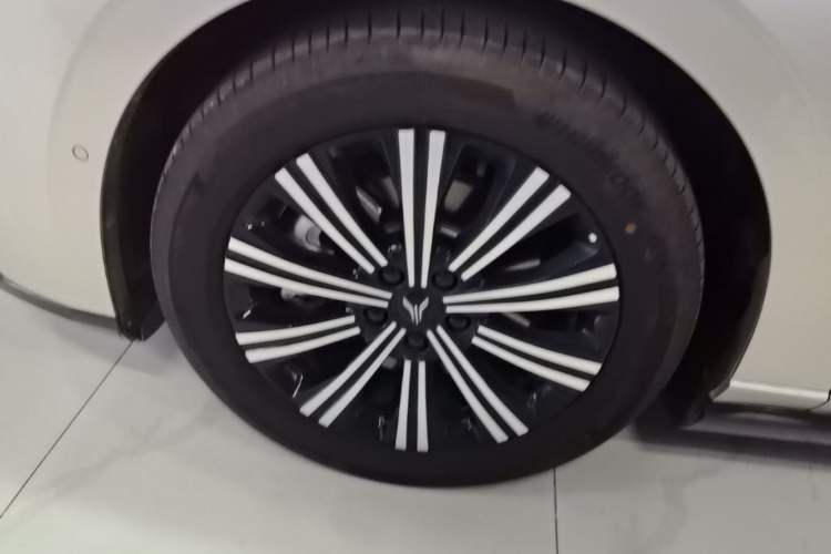 Used VOYAH Lantu Chiguang L 2026 Four-Wheel-Drive Max Left Front Wheel Hub