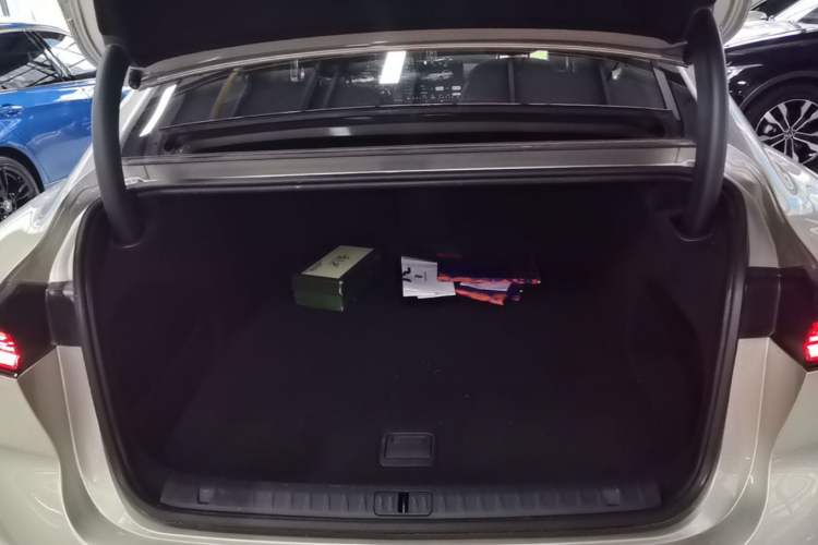 Used VOYAH Lantu Chiguang L 2026 Four-Wheel-Drive Max Trunk