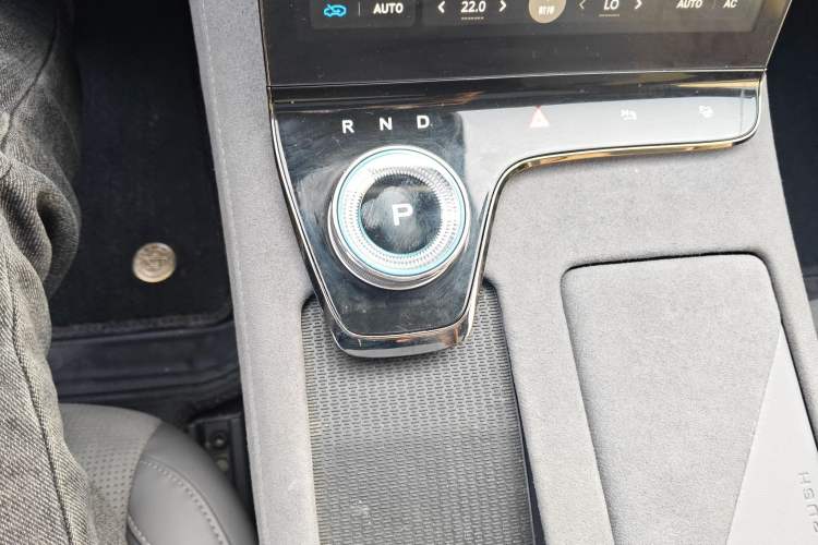 Used VOYAH PASSION 2024 PHEV Four-Wheel Drive Ultra-Long Range Executive Edition Gear Lever