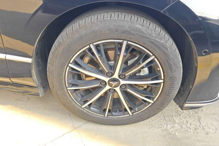 Used VOYAH PASSION 2024 PHEV Four-Wheel Drive Ultra-Long Range Executive Edition Right Front Wheel Hub