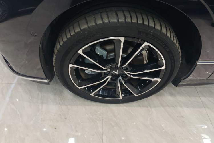Used VOYAH PASSION 2024 PHEV Four-Wheel Drive Ultra-Long Range Flagship Model Left Front Wheel Hub