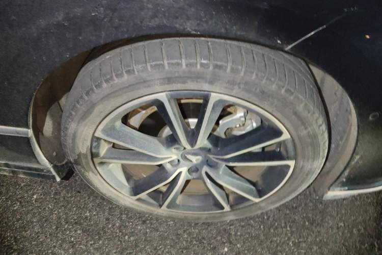 Used VOYAH PASSION 2024 PHEV Four-Wheel Drive Ultra-Long Range Flagship Model Right Front Wheel Hub