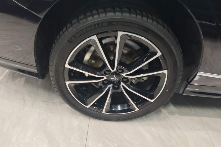Used VOYAH PASSION 2024 PHEV Four-Wheel Drive Ultra-Long Range Flagship Model Right Rear Wheel Hub