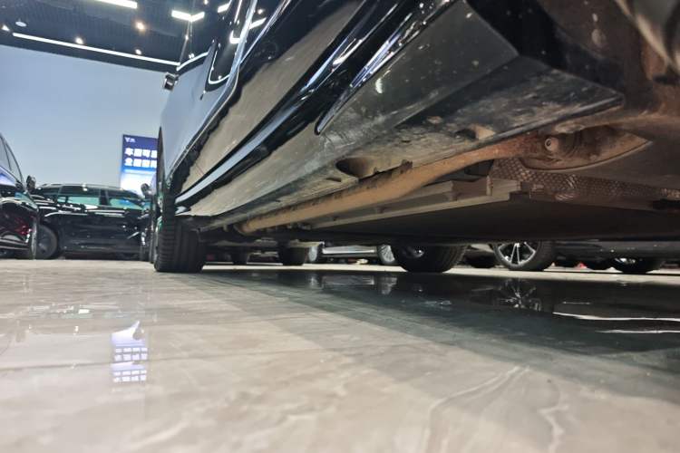 Used VOYAH PASSION 2024 PHEV Four-Wheel Drive Ultra-Long Range Flagship Model Right Side Sill