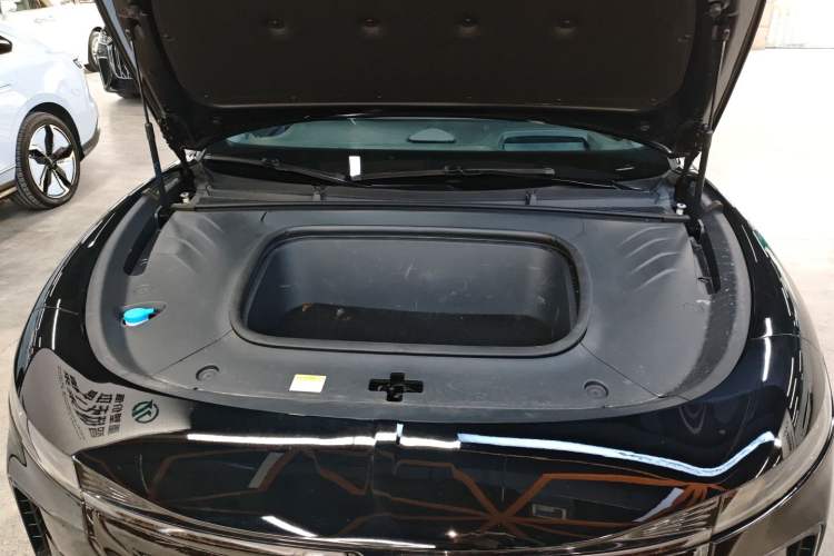 Used VOYAH PASSION 2023 Four-Wheel Drive Long-Range Version Engine Bay