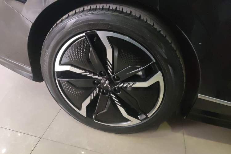 Used VOYAH PASSION 2023 Four-Wheel Drive Long-Range Version Exterior 8