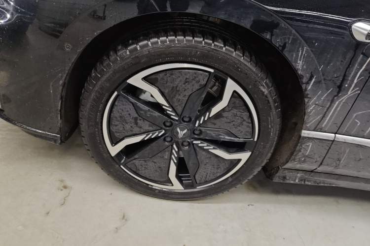Used VOYAH PASSION 2023 Four-Wheel Drive Long-Range Version Left Front Wheel Hub