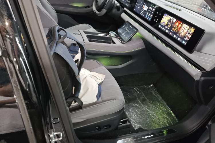 Used VOYAH PASSION 2023 Four-Wheel Drive Long-Range Version Right Front Seat