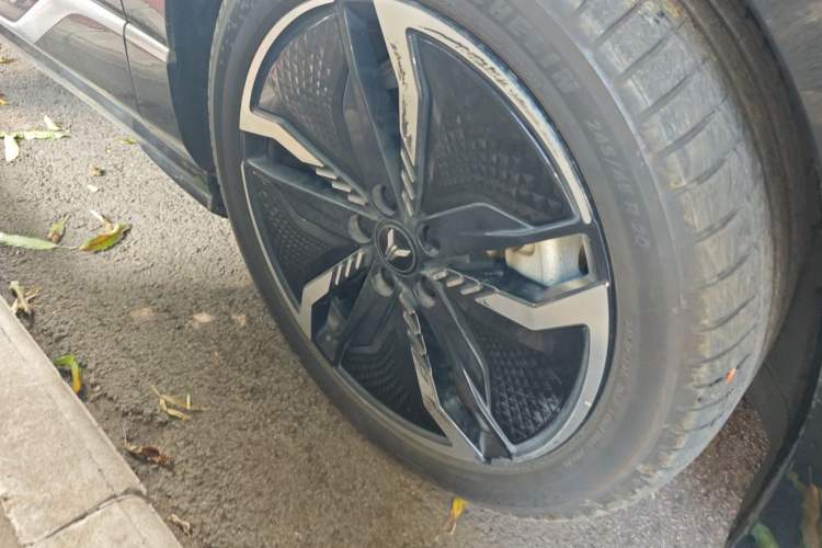 Used VOYAH PASSION 2023 Four-Wheel Drive Flagship Edition Right Front Wheel Hub