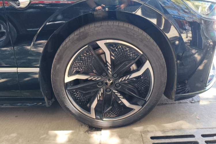 Used VOYAH PASSION 2023 Four-Wheel Drive Standard Edition Right Front Wheel Hub