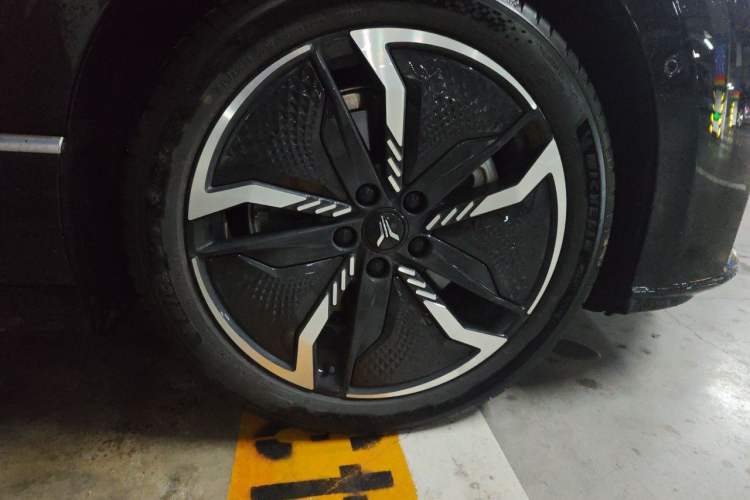Used VOYAH PASSION 2023 Four-Wheel Drive Flagship Edition Right Front Wheel Hub