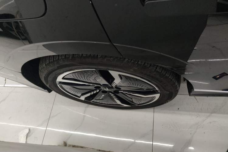 Used VOYAH PASSION 2023 Four-Wheel Drive Flagship Edition Right Rear Wheel Hub