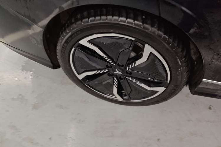 Used VOYAH PASSION 2023 Four-Wheel Drive Long-Range Version Right Rear Wheel Hub