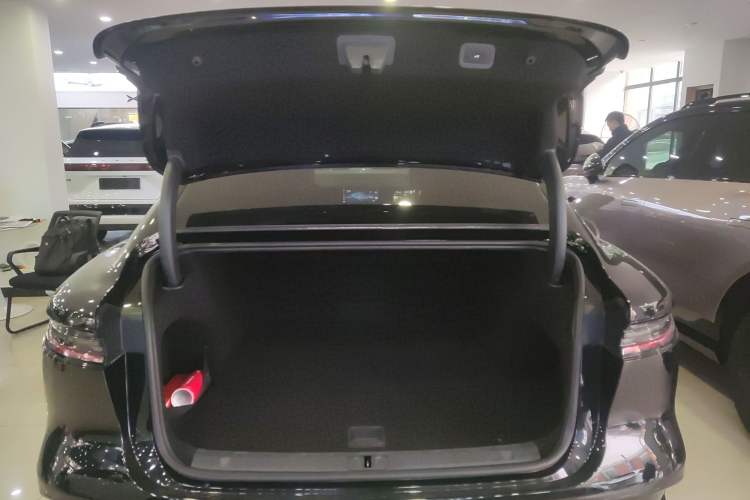 Used VOYAH PASSION 2023 Four-Wheel Drive Long-Range Version Trunk