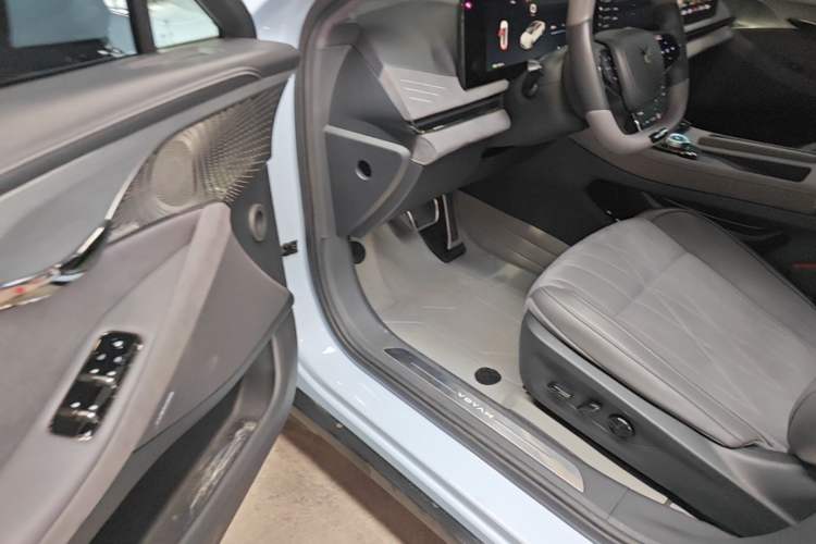 Used VOYAH PASSION 2023 Four-Wheel Drive Flagship Edition Driver Seat