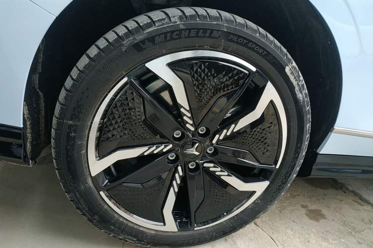 Used VOYAH PASSION 2023 Four-Wheel Drive Long-Range Version Exterior 8