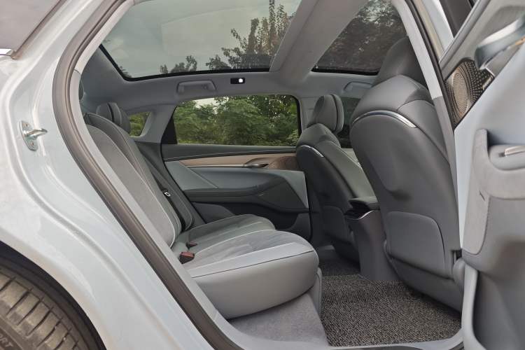 Used VOYAH PASSION 2023 Four-Wheel Drive Standard Edition Interior 11