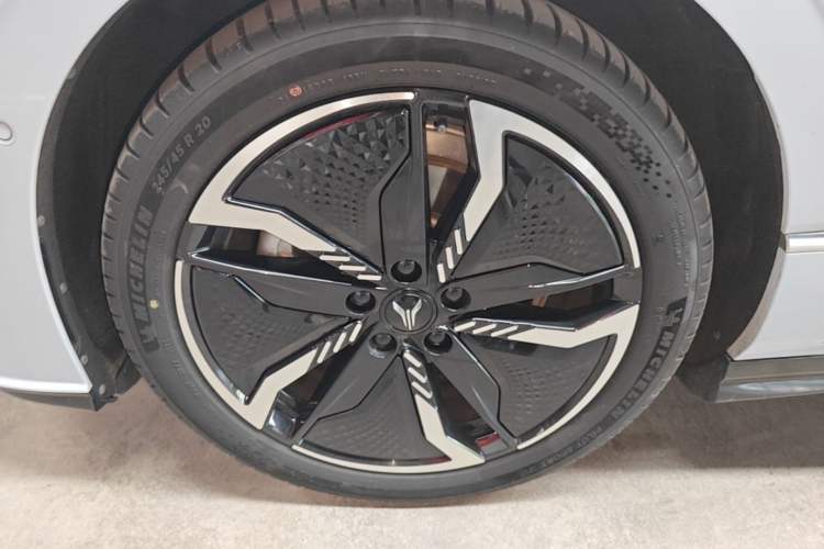 Used VOYAH PASSION 2023 Four-Wheel Drive Flagship Edition Left Front Wheel Hub