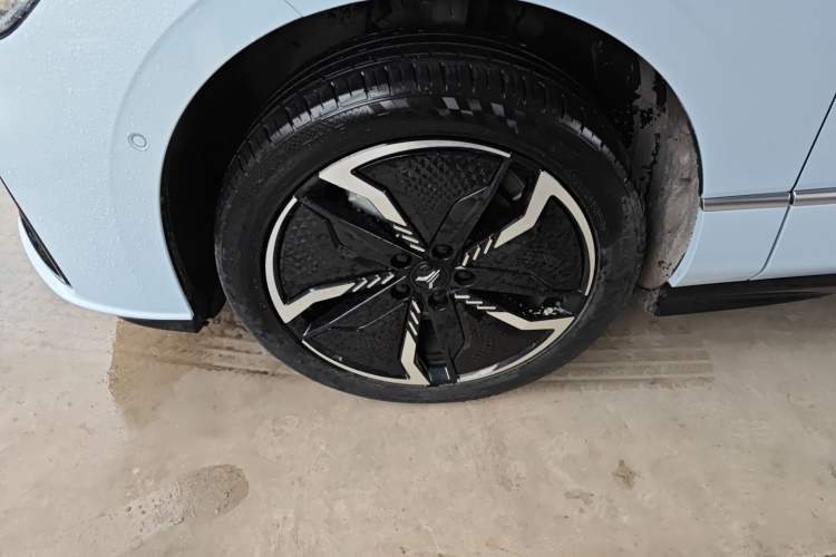 Used VOYAH PASSION 2023 Four-Wheel Drive Flagship Edition Left Front Wheel Hub