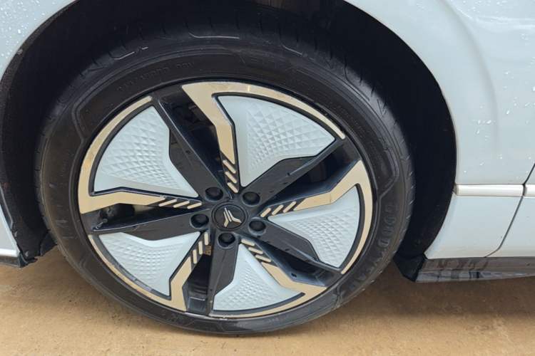 Used VOYAH PASSION 2023 Four-Wheel Drive Flagship Edition Left Front Wheel Hub