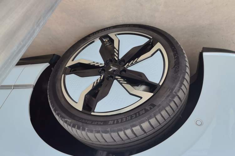 Used VOYAH PASSION 2023 Four-Wheel Drive Flagship Edition Left Front Wheel Hub
