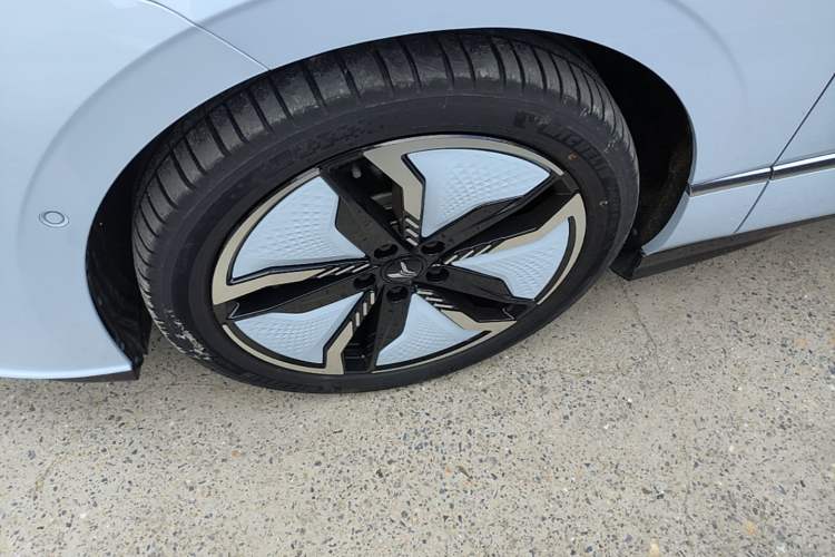 Used VOYAH PASSION 2023 Four-Wheel Drive Standard Edition Left Front Wheel Hub