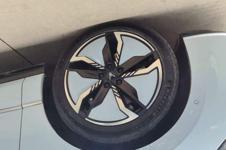 Used VOYAH PASSION 2023 Four-Wheel Drive Flagship Edition Left Front Wheel Hub