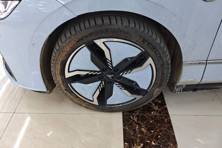 Used VOYAH PASSION 2023 Four-Wheel Drive Flagship Edition Left Front Wheel Hub