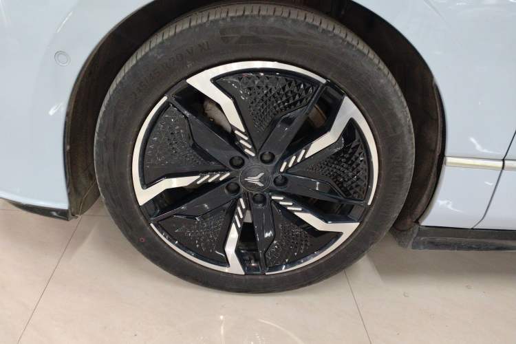 Used VOYAH PASSION 2023 Four-Wheel Drive Flagship Edition Left Front Wheel Hub
