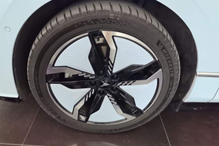 Used VOYAH PASSION 2023 Four-Wheel Drive Flagship Edition Left Front Wheel Hub