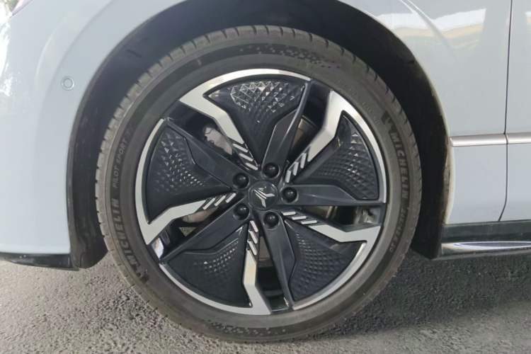 Used VOYAH PASSION 2023 Four-Wheel Drive Standard Edition Left Front Wheel Hub