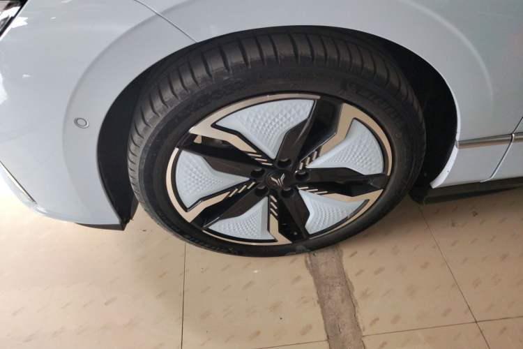 Used VOYAH PASSION 2023 Four-Wheel Drive Long-Range Version Left Front Wheel Hub