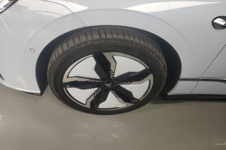 Used VOYAH PASSION 2023 Four-Wheel Drive Flagship Edition Left Front Wheel Hub