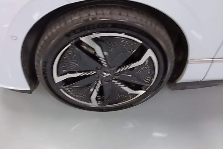 Used VOYAH PASSION 2023 Four-Wheel Drive Standard Edition Left Front Wheel Hub