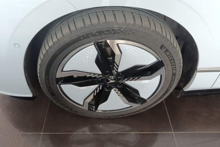 Used VOYAH PASSION 2023 Four-Wheel Drive Flagship Edition Left Front Wheel Hub
