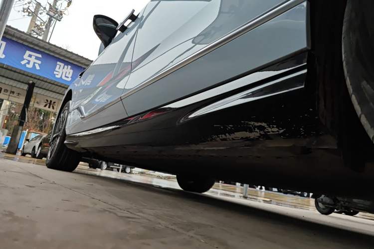 Used VOYAH PASSION 2023 Four-Wheel Drive Flagship Edition Left Side Sill