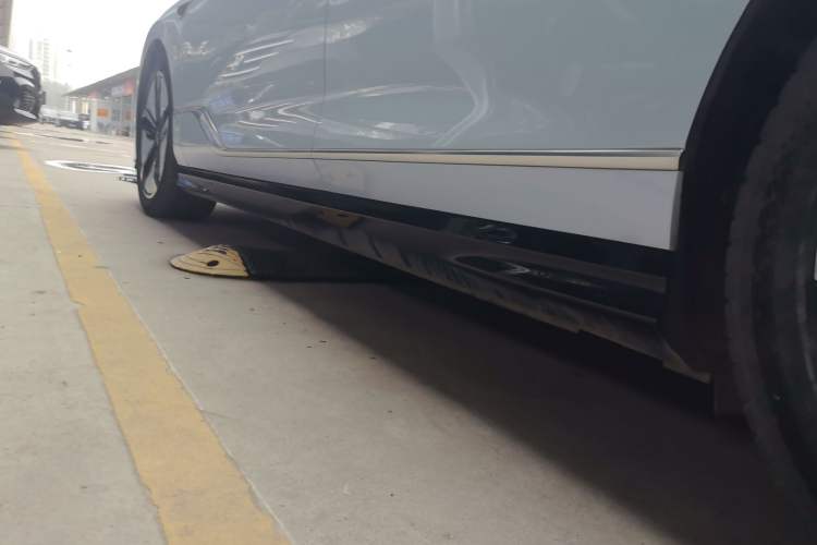 Used VOYAH PASSION 2023 Four-Wheel Drive Flagship Edition Left Side Sill
