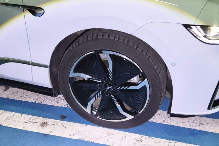 Used VOYAH PASSION 2023 Four-Wheel Drive Flagship Edition Right Front Wheel Hub