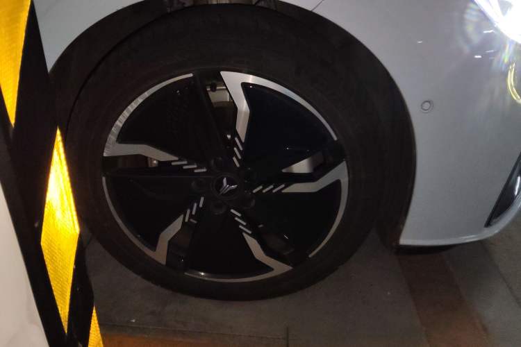 Used VOYAH PASSION 2023 Four-Wheel Drive Flagship Edition Right Front Wheel Hub