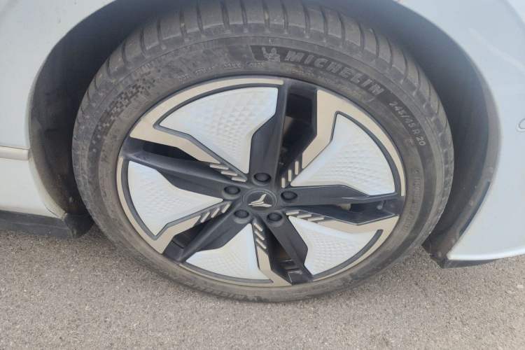 Used VOYAH PASSION 2023 Four-Wheel Drive Flagship Edition Right Front Wheel Hub