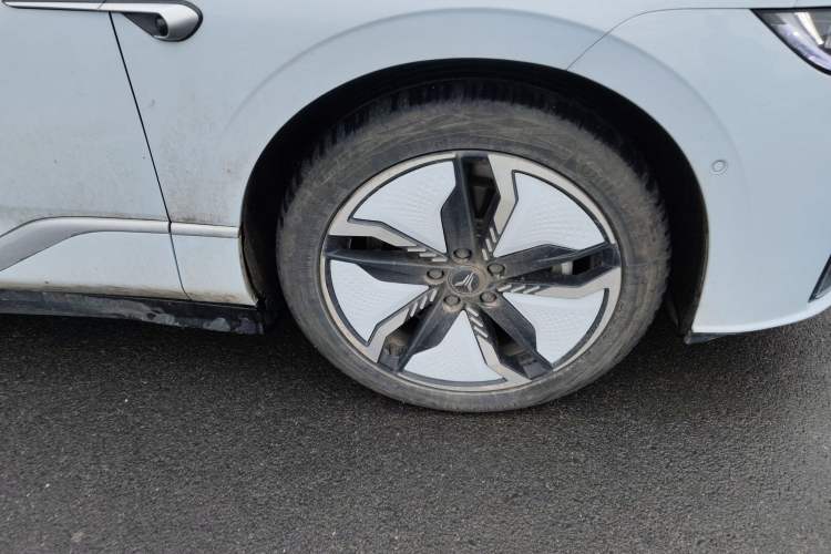 Used VOYAH PASSION 2023 Four-Wheel Drive Flagship Edition Right Front Wheel Hub