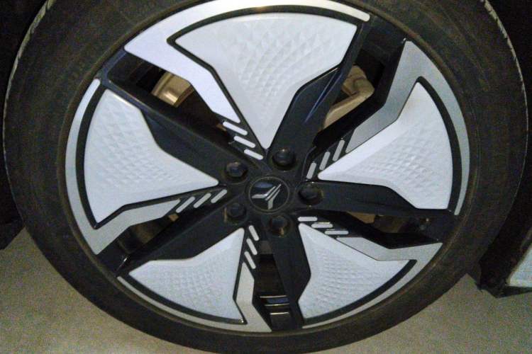 Used VOYAH PASSION 2023 Four-Wheel Drive Flagship Edition Right Front Wheel Hub