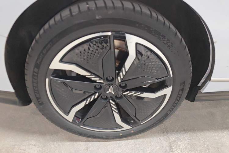 Used VOYAH PASSION 2023 Four-Wheel Drive Flagship Edition Right Rear Wheel Hub