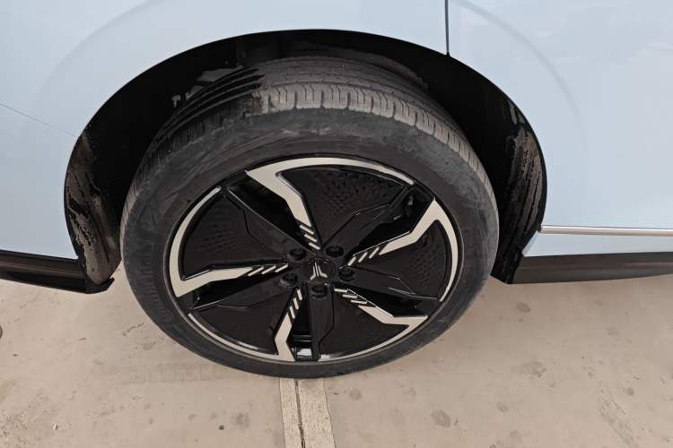 Used VOYAH PASSION 2023 Four-Wheel Drive Flagship Edition Right Rear Wheel Hub