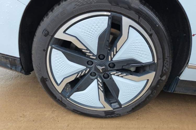Used VOYAH PASSION 2023 Four-Wheel Drive Flagship Edition Right Rear Wheel Hub