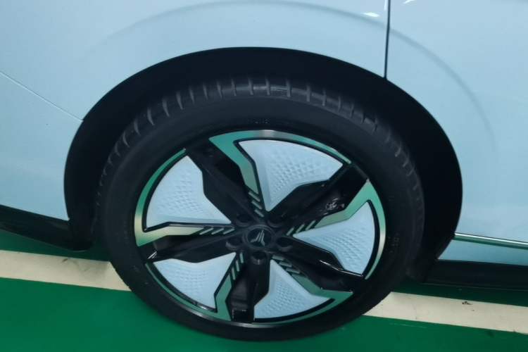 Used VOYAH PASSION 2023 Four-Wheel Drive Flagship Edition Right Rear Wheel Hub