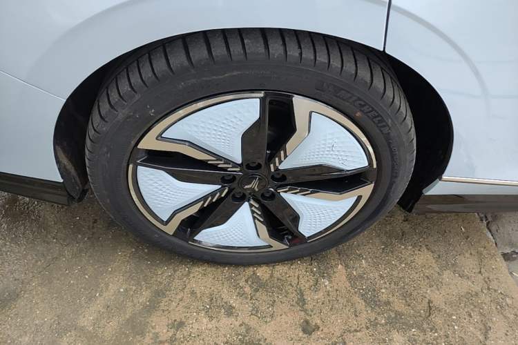 Used VOYAH PASSION 2023 Four-Wheel Drive Standard Edition Right Rear Wheel Hub
