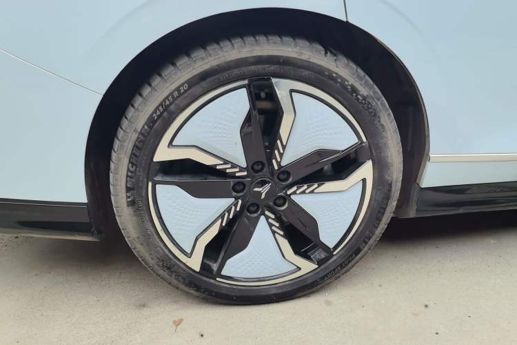 Used VOYAH PASSION 2023 Four-Wheel Drive Flagship Edition Right Rear Wheel Hub